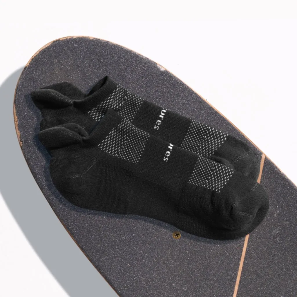 Feetures High Performance Ultra Light No Show Tab Socks - Black